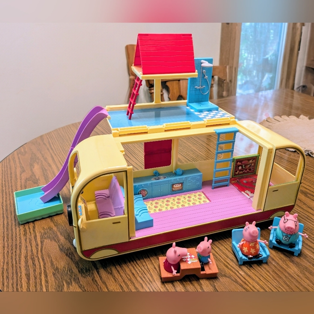 Peppa Pig Camper Van with Accessories And All Family Figures